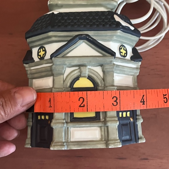 Dickens Collectibles Town Series Clock Tower Ceramic Light, 1996 - Picture 6 of 6